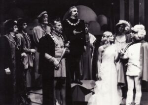 W. Shakespeare’as „Audra“ (rež. Vaclovas Blėdis), 1978 m. Scena iš spektaklio. Alfredas Dukšta (viduryje) – Prosperas. Fotogr. Kazimiero Vitkaus. PAVB FKV-218-19-4
