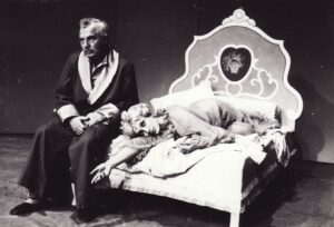 A. de Musset „Žibintas“ (rež. Juozas Miltinis), 1980 m. Alfredas Dukšta – Andre, Danutė Vidugirytė – Žaklina. Fotogr. Kazimiero Vitkaus. PAVB FKV-223-4-5