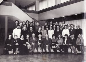 Režisierius Juozas Miltinis su Panevėžio dramos teatro darbuotojais. Iš kairės, 1-oje eilėje: Zita Adukevičiūtė, Eugenija Šulgaitė, Eleonora Matulaitė, Irena Vasiulytė, Kazimieras Vitkus, Juozas Miltinis, Vaclovas Blėdis, Vilmira Šamparaitė, Alma Gustytė, Regina Zdanavičiūtė, Marytė Maslauskaitė, Gražina Urbonavičiūtė. 2-oje eilėje: Valerijus Jevsejevas, Danutė Vidugirytė, Gediminas Karka, Eleonora Koriznaitė, Laura Lolita Martinonytė, Vidmantas Bartusevičius, Ligita Kondrotaitė, Regina Astrauskaitė, Romualdas Urvinis, Albinas Kėleris, Laimutė Mališauskaitė, Jonas Garliauskas, Petras Kežys, Donatas Banionis. 3-oje eilėje: Vytautas Kupšys, Rimantas Pazikas, Rimantas Jovas, neatpažintas asmuo, Eugenijus Grigaliūnas, Rudolfas Jansonas, Robertas Zimblys, Alfredas Dukšta, Laimutis Sėdžius, Algimantas Pociūnas, Julius Tamošiūnas, Rimantas Teresas. Panevėžys, 1991 m. PAVB FJM-915-1