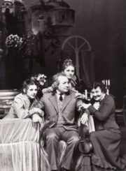 A. Čechovas „Trys seserys“ (rež. Julius Dautartas), 1985 m. Asta Preidytė – Irina, Alfredas Dukšta – Prozorovas, Gražina Urbonavičiūtė – Maša, Dalia Melėnaitė – Olga. Fotogr. Kazimiero Vitkaus. PAVB FKV-244-1-23