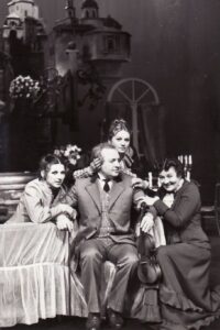 A. Čechovas „Trys seserys“ (rež. Julius Dautartas), 1985 m. Asta Preidytė – Irina, Alfredas Dukšta – Prozorovas, Gražina Urbonavičiūtė – Maša, Dalia Melėnaitė – Olga. Fotogr. Kazimiero Vitkaus. PAVB FKV-244-1-23