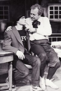 S. Stratijevas „Maksimalistas“ (rež. Peteris Stoičevas), 1988 m. Albinas Kėleris – Slavčas, Alfredas Dukšta – Šuns savininkas. Fotogr. Kazimiero Vitkaus. PAVB FKV-258-12-3