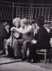 E. de Filippas „Cilindras“ (rež. Julius Dautartas), 1991 m. Dalia Melėnaitė – Betina, Eleonora Koriznaitė – Rita, Alfredas Dukšta – Atilijus, Romualdas Urvinis – Agostinas Muskarijedlas. Fotogr. Kazimiero Vitkaus. PAVB FKV-272-1-1