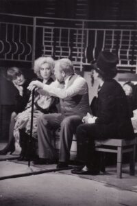 E. de Filippas „Cilindras“ (rež. Julius Dautartas), 1991 m. Dalia Melėnaitė – Betina, Eleonora Koriznaitė – Rita, Alfredas Dukšta – Atilijus, Romualdas Urvinis – Agostinas Muskarijedlas. Fotogr. Kazimiero Vitkaus. PAVB FKV-272-1-1