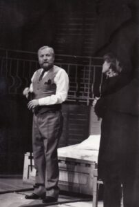 E. de Filippas „Cilindras“ (rež. Julius Dautartas), 1991 m. Alfredas Dukšta – Atilijus, Dalia Melėnaitė – Betina. Fotogr. Kazimiero Vitkaus. PAVB FKV-272-7-1