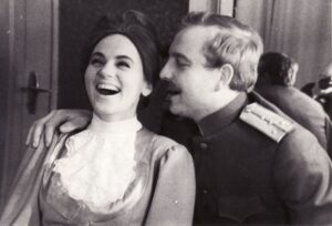 M. Bulgakovas „Didysis prologas“ (rež. Juozas Miltinis), 1970 m. Gražina Urbonavičiūtė – Jelena Vasiljevna Talberg, Alfredas Dukšta – Viktoras Viktorovičius Mišlajevskis. Fotogr. Kazimiero Vitkaus. PAVB FKV-194-8-3