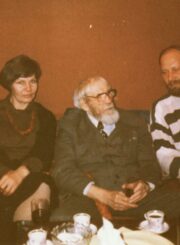 Minint režisieriaus Juozo Miltinio 85-metį. Iš kairės: aktoriai Alfredas Dukšta, Marytė Maslauskaitė, režisierius Juozas Miltinis, aktorius Jonas Garliauskas. Panevėžys, 1992 m. PAVB FJM-842-3