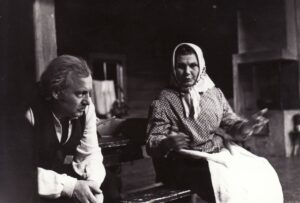 A. Vienuolis „Prieblandoje“ (rež. Juozas Miltinis), 1981 m. Alfredas Dukšta – Gaška, Marytė Maslauskaitė – Gaškienė. Fotogr. Kazimiero Vitkaus. PAVB FKV-87-5-4