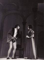 B. Jonsonas „Sukčiaus testamentas“ („Volponė“, rež. Juozas Miltinis), 1971 m. Alfredas Dukšta – Korvino, Gražina Urbonavičiūtė – Kolomba. Fotogr. Kazimiero Vitkaus. PAVB FKV-75-22-1