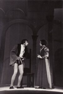 B. Jonsonas „Sukčiaus testamentas“ („Volponė“, rež. Juozas Miltinis), 1971 m. Alfredas Dukšta – Korvino, Gražina Urbonavičiūtė – Kolomba. Fotogr. Kazimiero Vitkaus. PAVB FKV-75-22-1