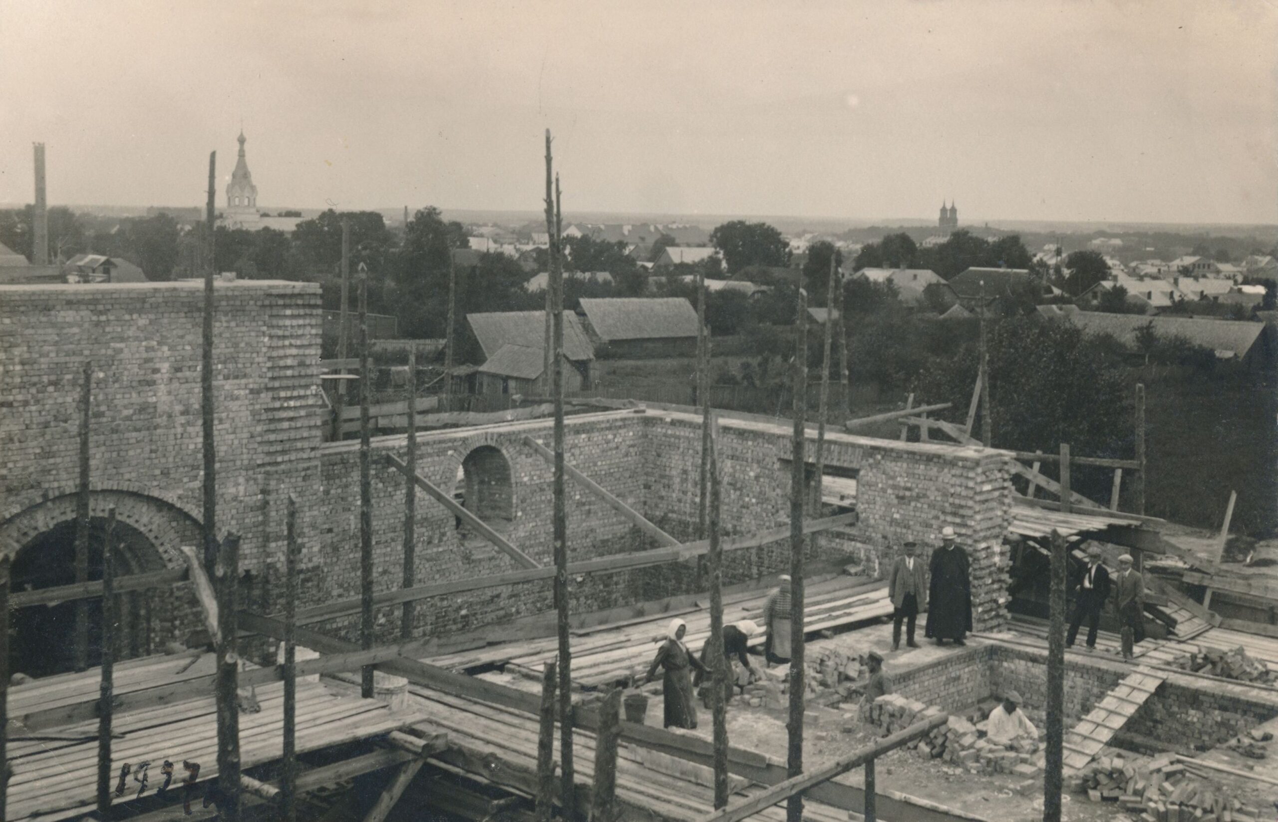 Panevėžio Kristaus Karaliaus katedros statyba. 1927 m. Fotogr. J. Pauros. Panevėžio apskrities Gabrielės Petkevičaitės-Bitės viešosios bibliotekos skaitmeninis archyvas