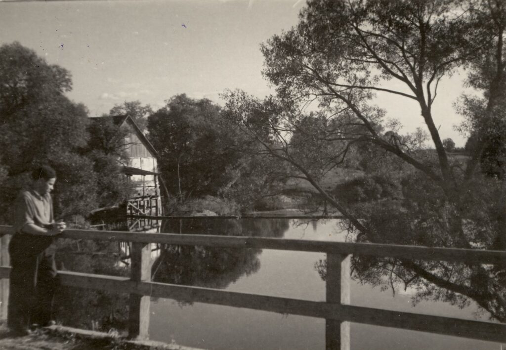 Savitiškio vandens malūnas ir tiltas. Ant tilto stovi Panevėžio dramos teatro aktorius Vaclovas Blėdis. Fotogr. K. Vitkus. Panevėžys. 1955 m. PAVB, Kazimiero Vitkaus fondas FKV-300-9