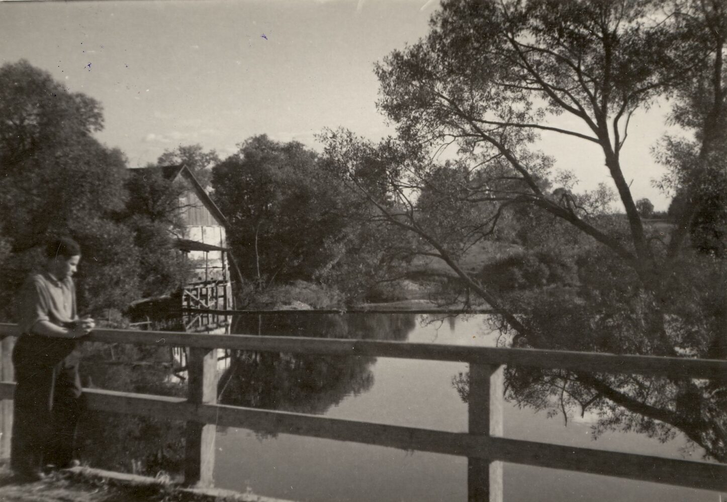 Savitiškio vandens malūnas ir tiltas. Ant tilto stovi Panevėžio dramos teatro aktorius Vaclovas Blėdis. Fotogr. K. Vitkus. Panevėžys. 1955 m. PAVB, Kazimiero Vitkaus fondas FKV-300-9