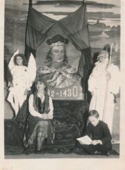 Muziko, pedagogo Mykolo Karkos šeima, įsiamžinusi prie Vytauto Didžiojo paveikslo, išlydi 1930-uosius – Vytauto Didžiojo metus. Panevėžys. 1930 m. PAVB, F12-248-1