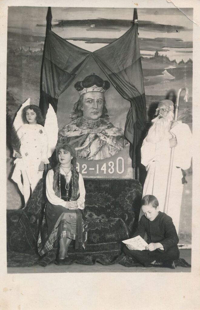 Muziko, pedagogo Mykolo Karkos šeima, įsiamžinusi prie Vytauto Didžiojo paveikslo, išlydi 1930-uosius – Vytauto Didžiojo metus. Panevėžys. 1930 m. PAVB, F12-248-1