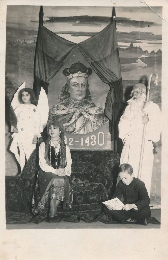 Muziko, pedagogo Mykolo Karkos šeima, įsiamžinusi prie Vytauto Didžiojo paveikslo, išlydi 1930-uosius – Vytauto Didžiojo metus. Panevėžys. 1930 m. PAVB, F12-248-1