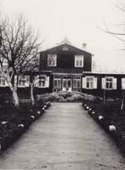 Namas Panevėžyje, kuriame 1926–1949 m. gyveno ir dirbo pirmasis Panevėžio vyskupijos vyskupas ir švietėjas Kazimieras Paltarokas. XX a. 4 deš. pr. PAVB skaitmeninis archyvas