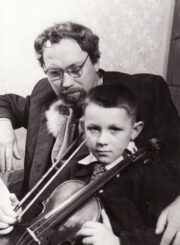 Režisierius Juozas Miltinis ir aktoriaus Broniaus Babkausko sūnus Aurimas Babkauskas. Panevėžys, apie 1956 m. Fotogr. Kazimiero Vitkaus. PAVB FKV-427-1-1