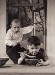 J. K. Tylas „Laumės sūnus“ (rež. Vaclovas Blėdis), 1954 m. Būsimasis aktorius Aurimas Babkauskas – Gondzikas, Egidijus Banionis – Františekas. Fotogr. Kazimiero Vitkaus. PAVB FKV-121-6-1