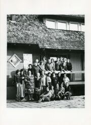 Giedrė Puodžiukaitytė su tėvais Benediktu ir Genovaite Puodžiukaičiais Lietuvos audėjų seminare Riešelėje. 1-oje eilėje iš kairės: 3-ia G. Puodžiukaitytė, prie namo sienos stovi: 3-ias B. Puodžiukaitis, terasoje iš dešinės: 1-a G. Puodžiukaitienė. Molėtų r. Apie 1980 m. PAVB, Benedikto Puodžiukaičio fondas F56-228