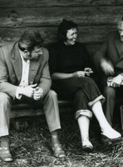 Giedrė Puodžiukaitytė su biržiečiu tautodailininku, literatu Algirdu Butkevičiumi (kairėje) ir neatpažintu asmeniu. Apie 1976 m. PAVB, Benedikto Puodžiukaičio fondas F56-227