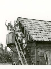 Giedrė Puodžiukaitytė tautodailininkų seminare-stovykloje Druskininkuose. Ant kopėčių 2-a iš apačios – G. Puodžiukaitytė. Apie 1982 m. PAVB, Benedikto Puodžiukaičio fondas F56-234