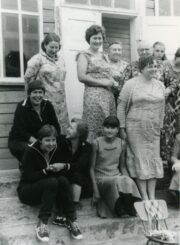 Giedrė Puodžiukaitytė audėjų seminare Mindūnuose (Molėtų r.). 1-oje eilėje iš kairės: 1-a R. Stankevičiūtė, 2-oje eilėje iš kairės: 1-a G. Puodžiukaitytė. Apie 1980 m. PAVB, Benedikto Puodžiukaičio fondas F56-226