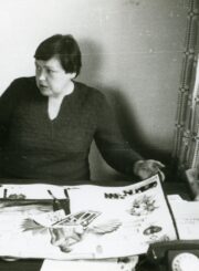 Giedrė Puodžiukaitytė darbo kabinete LSSR Liaudies meno rūmuose (dabar – Lietuvos nacionalinis kultūros centras). Vilnius. Apie 1985 m. PAVB, Benedikto Puodžiukaičio fondas F56-219/2