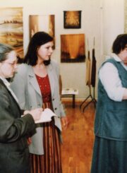 Giedrė Puodžiukaitytė Panevėžio krašto tautodailininkų parodos atidaryme Panevėžio dailės galerijoje. Iš kairės: Tautodailininkų sąjungos Panevėžio skyriaus pirmininkas V. Mažukna, A. Počiulpaitė, J. Lebednykienė, prie juostų stovi G. Puodžiukaitytė. 1998 m. PAVB, Benedikto Puodžiukaičio fondas F56-236