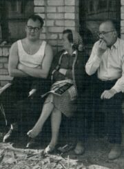 Giedrės Puodžiukaitytės tėvai Benediktas ir Genovaitė Puodžiukaičiai bei brolis Saulius (kairėje) prie savo namo Panevėžyje, Valančiaus g. 10. Panevėžys. 1959 m. PAVB, Benedikto Puodžiukaičio fondas F56-209