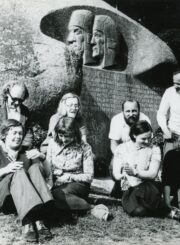 Giedrė Puodžiukaitytė su bendradarbiais ekskursijoje Anykščiuose prie Puntuko akmens. 1-oje eilėje iš kairės: 1-a G. Puodžiukaitytė Apie 1975 m. PAVB, Benedikto Puodžiukaičio fondas F56-221