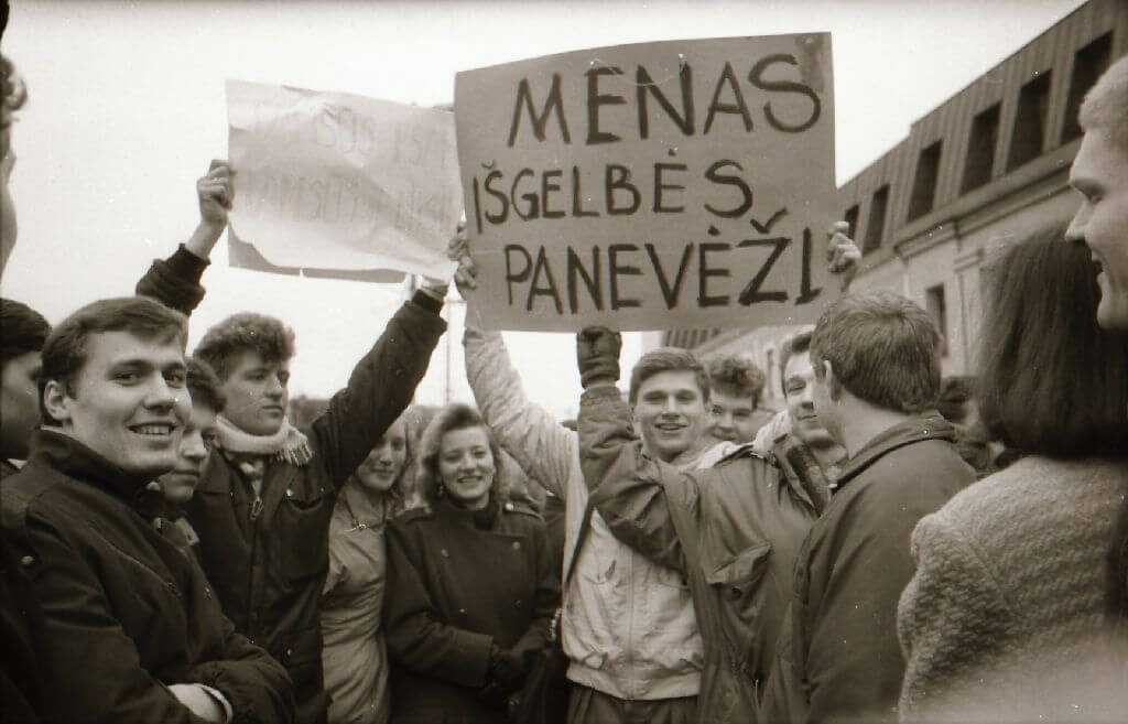 1. Laisvųjų menų kolegijos steigimą palaikantis jaunimas. 1992 m. kovo 27 d. Fotografas Jonas Linda. Iš Panevėžio kraštotyros muziejaus rinkinių