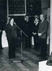 LSSR Liaudies meno rūmų Tautodailės sektoriaus vedėja Giedrė Puodžiukaitytė (centre) tautodailininkų tekstilės ir skulptūros parodos atidaryme. Iš kairės: 2-as tekstilininkas J. Balčikonis, iš dešinės: 2-as dailininkas P. Gudynas. Vilnius. Apie 1975 m. PAVB, Benedikto Puodžiukaičio fondas F56-224