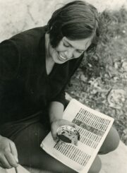 Giedrė Puodžiukaitytė kūrybinio proceso metu. Vilnius. Apie 1975 m. PAVB, Benedikto Puodžiukaičio fondas F56-219/2