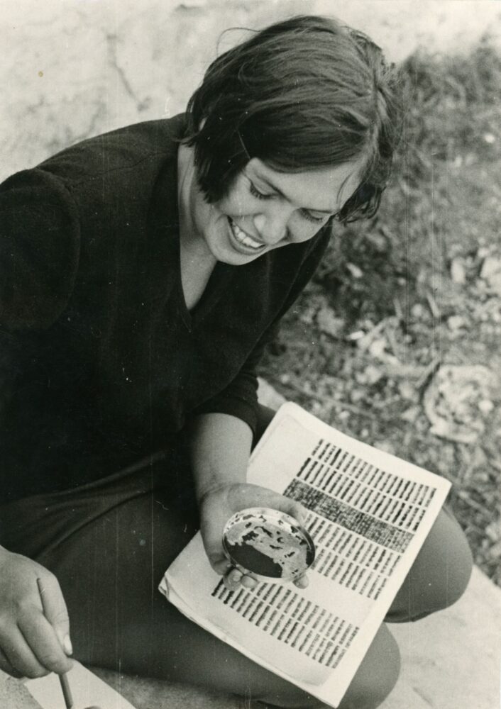 Giedrė Puodžiukaitytė kūrybinio proceso metu. Vilnius. Apie 1975 m. PAVB, Benedikto Puodžiukaičio fondas F56-219/2