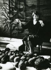 Giedrė Puodžiukaitytė kuria gobeleną. Vilnius. Apie 1975 m. PAVB, Benedikto Puodžiukaičio fondas F56-219/1