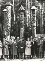5. Valstybinio dailės instituto mokslo dienų dalyviai Staniūnų memoriale. 1983 m. spalio 21 d. Iš Vilniaus dailės akademijos muziejaus rinkinių