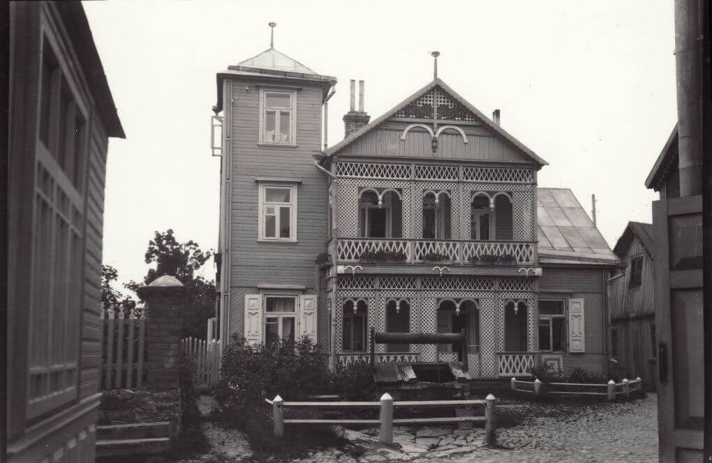 Nacionalizuotas Menašo Brauerio gyvenamasis namas Panevėžyje, Ukmergės g. 34. Fotografuota XX a. 4-ame deš. Nuotr. iš V. R. Vitkausko asmeninės kolekcijos