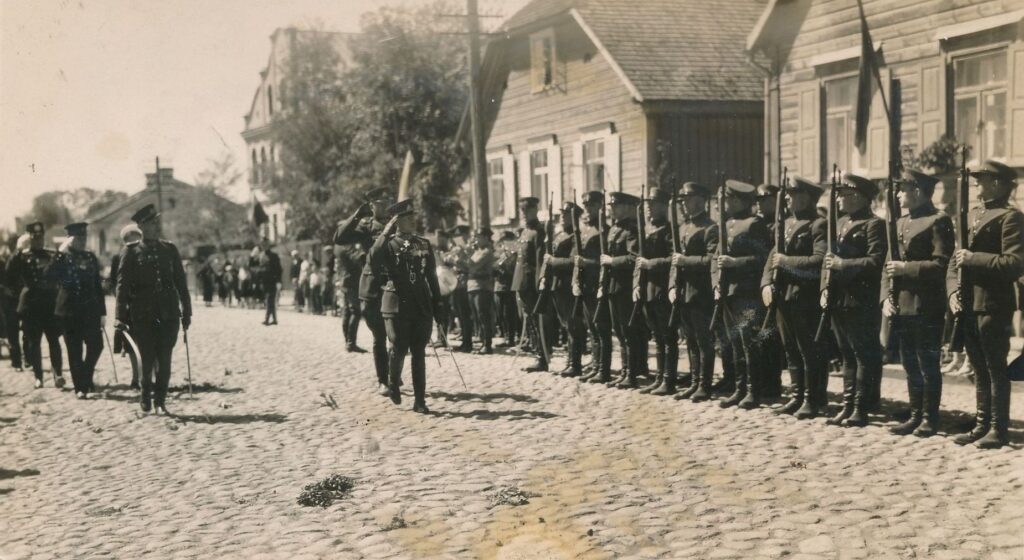 Lietuvos šaulių sąjungos XII Panevėžio šaulių rinktinės 20-mečio iškilmės. Šauliai Garbės rikiuotėje Ramygalos gatvėje atiduoda pagarbą Lietuvos kariuomenės vadui, divizijos generolui Stasiui Raštikiui. Panevėžys. 1939 06 11. PAVB, Pavienių rankraščių fondas F8-1220
