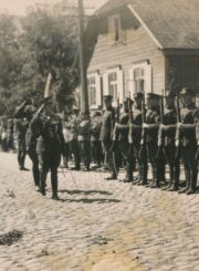 Lietuvos šaulių sąjungos XII Panevėžio šaulių rinktinės 20-mečio iškilmės. Šauliai Garbės rikiuotėje Ramygalos gatvėje atiduoda pagarbą Lietuvos kariuomenės vadui, divizijos generolui Stasiui Raštikiui. Panevėžys. 1939 06 11. PAVB, Pavienių rankraščių fondas F8-1220