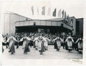 2. Panevėžio 490 metų jubiliejaus šventinis koncertas Nepriklausomybės aikštėje. 1993, rugsėjis. Antano Gylio nuotrauka. Panevėžio apskrities Gabrielės Petkevičaitės-Bitės viešosios bibliotekos rankraštynas. F48-80