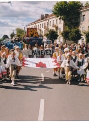 1. Panevėžio 500 metų jubiliejaus šventinė karnavalinė eisena. 2003 m. rugsėjo 7 d. Antano Gylio nuotrauka. Panevėžio apskrities Gabrielės Petkevičaitės-Bitės viešosios bibliotekos rankraštynas. F48-368