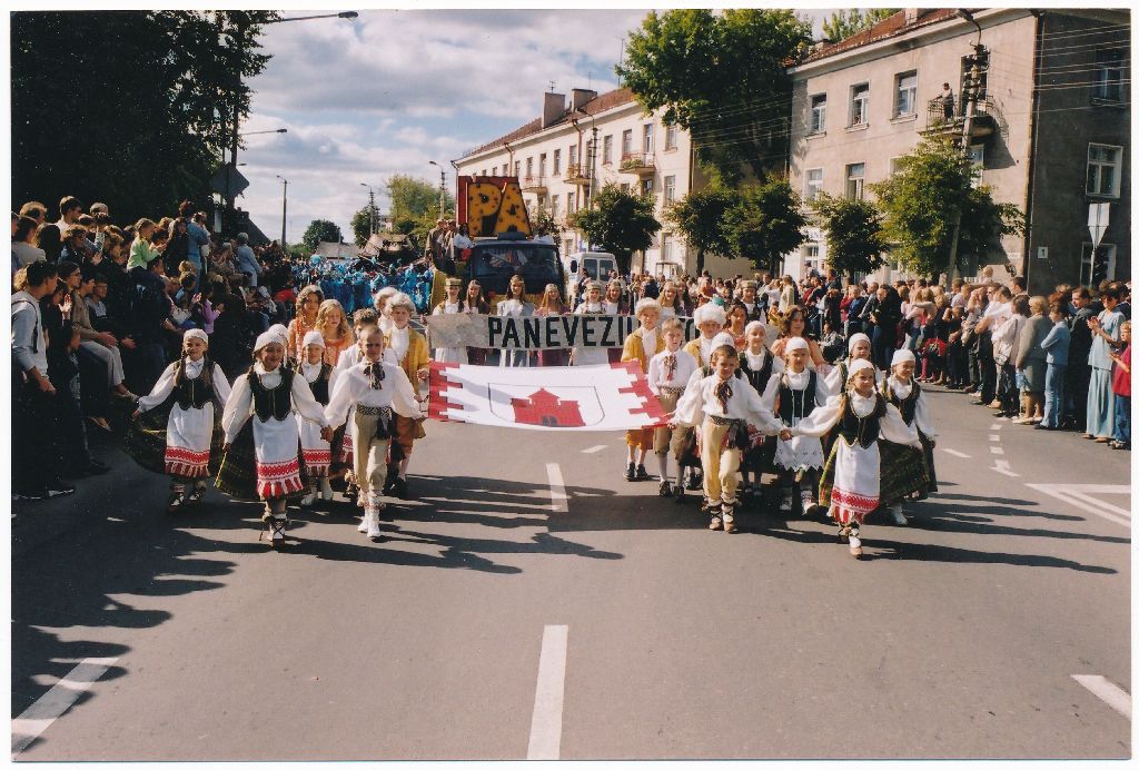 1. Panevėžio 500 metų jubiliejaus šventinė karnavalinė eisena. 2003 m. rugsėjo 7 d. Antano Gylio nuotrauka. Panevėžio apskrities Gabrielės Petkevičaitės-Bitės viešosios bibliotekos rankraštynas. F48-368