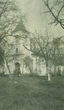 Surdegio Švč. Mergelės Marijos Ėmimo į dangų bažnyčia. Apie 1930–1940 m. Surdegis (Anykščių r.). Iš: www.limis.lt; Kupiškio muziejus, pirm. apsk. nr. KM GEK 19872