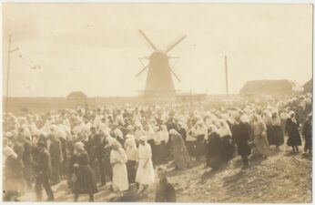 1926 m. gegužės 30-oji – vyskupo Kazimiero Paltaroko ingreso diena. Tikintieji pasitinka atvykusį Ganytoją. Fotogr. J. Paura. PAVB, Panevėžio vyskupijos kurijos skaitmeninis archyvas
