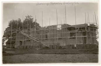 Statoma mūrinė Dabužių Kristaus Žengimo į dangų bažnyčia (statybos vyko 1926–1935 m., vadovavo techn. Antanas Banionis, prižiūrėjo inž. Pranas Markūnas). Dabužiai (Anykščių r.). XX a. 4 deš. pr. PAVB, Panevėžio vyskupijos kurijos skaitmeninis archyvas