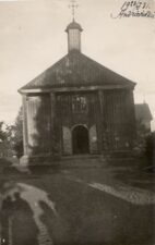 Pienionių dvaro savininko Peniankio (Peniankis, Peniauskas, Penionskis) 1789–1790 m. pastatyta medinė Andrioniškio bažnyčia, kuri 1934 m. išardyta ir perkelta į Juostininkus (iš senosios Andrioniškio medinės bažnyčios statybinių medžiagų 1935 m. Juostininkų kaimo kapinėse pastatyta Šv. Kryžiaus Išaukštinimo koplyčia). Andrioniškis (Anykščių r.). 1923 06 31. PAVB, Panevėžio vyskupijos kurijos skaitmeninis archyvas