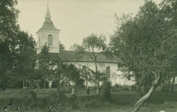 Surdegio Švč. Mergelės Marijos Ėmimo į dangų bažnyčia. Apie 1930–1940 m. Surdegis (Anykščių r.). Iš: www.limis.lt; Kupiškio muziejus, pirm. apsk. nr. KM GEK 19872