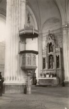 Alantos Šv. apaštalo Jokūbo bažnyčios sakykla ir šoninis altorius moterų pusėje, kurio centre – Švč. Mergelės Marijos statula (aut. dail. Steponavičius) Alanta (Molėtų r.). 1931 m. PAVB, Panevėžio vyskupijos kurijos skaitmeninis archyvas