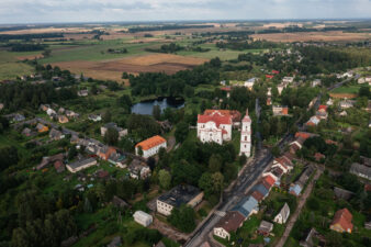 Troškūnų panorama su Švč. Trejybės bažnyčia. Fotogr. G. Lukoševičius. Troškūnai (Anykščių r.). 2025 m. PAVB skaitmeninis archyvas